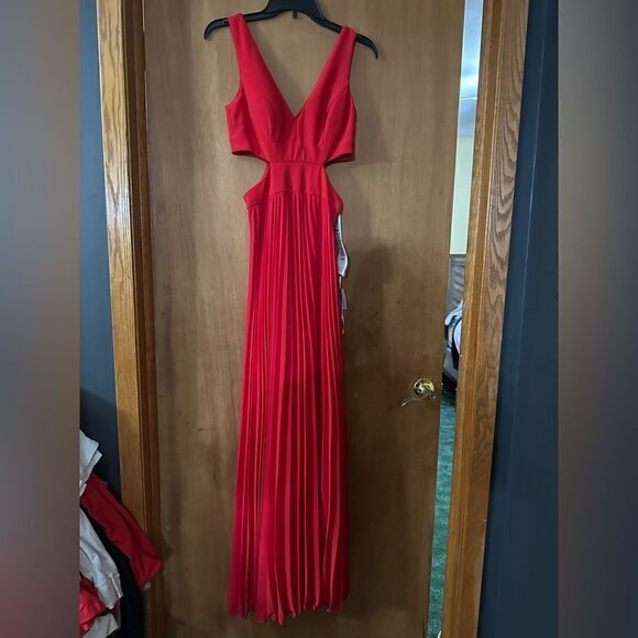 XSCAPE Red Pleated Chiffon Gown With Cutout Sides NWT Women's Size 4 - Picture 3 of 10